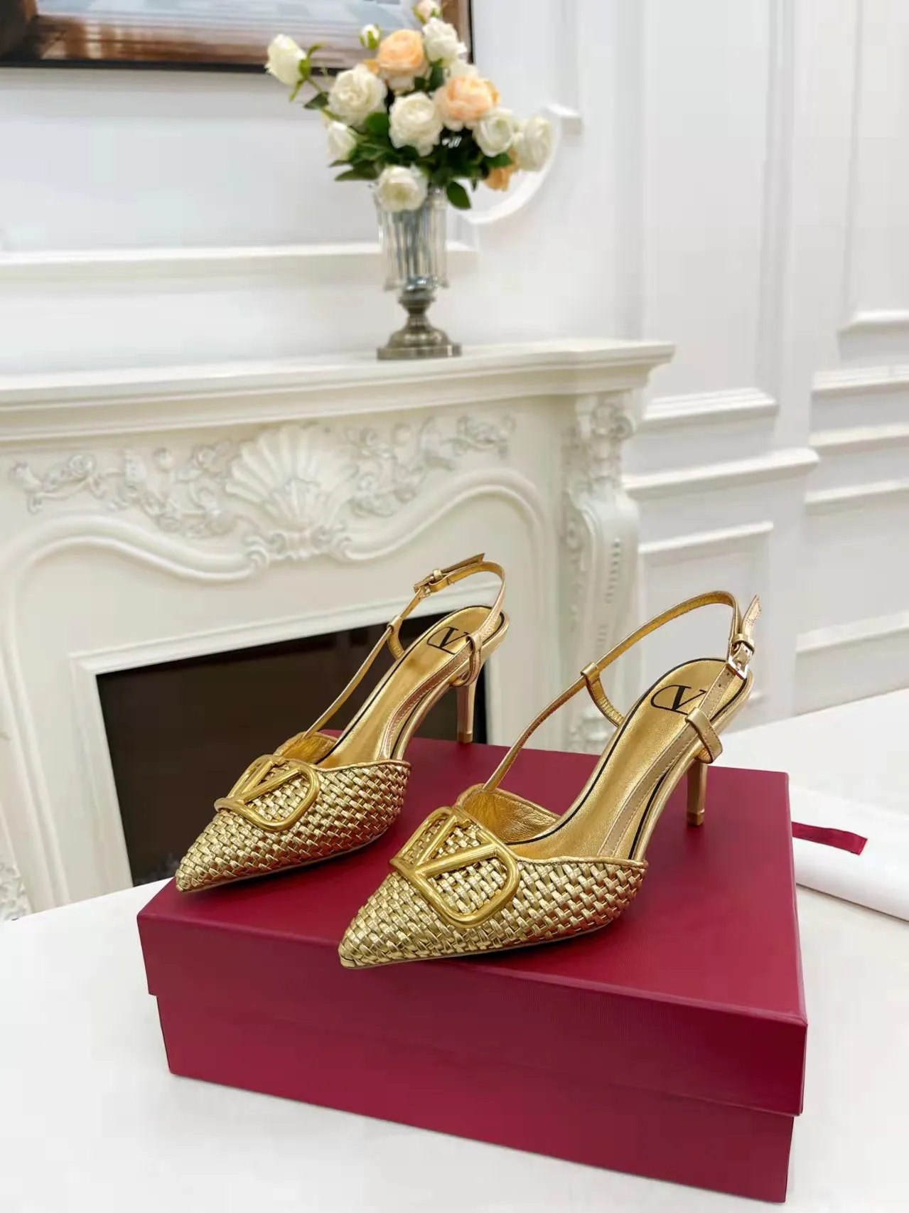 👟👟Ex-factory price 440👟👟 Genuine leather sole +40 Top version 𝑉𝐴𝐿𝐸𝑁𝑇𝐼𝑁𝑂 Valentino new spring and summer women's 5⃣️color empty back sandals. The unique [V family hand-woven] brings out a full sense of high-end, and the new season will live up to expectations! Worth buying★Absolutely high-grade❥Original method, Absolutely sensual❥Elegant style, creating a different feeling, simple and elegant style!  Code number: 35-41 (34-42 is custom-made and non-returnable) Inner lining: Sheepskin lining Heel height: 7.5 cm Leather outsole + 40 rubber outsole